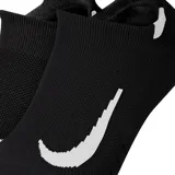 Par de medias invisibles Nike Multiplier blancas con logo negro.