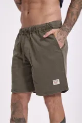 Bermuda de hombre color gris oscuro, con cintura elástica ajustable con cordón.