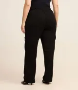 Pantalón cargo negro de crepé, talle grande, con bolsillos laterales con botón y cintura lisa.