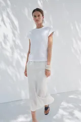 Remera color ladrillo con cuello redondo y mangas cortas.