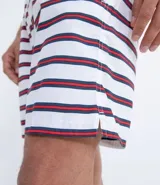 Bermuda masculina rayada blanca con rayas horizontales finas color rojo y azul marino, de microfibra con ajuste de cordón en la cintura.