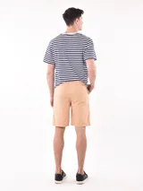 Bermuda de hombre color azul con cintura elastizada y cordón ajustable.