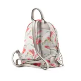 Mochila de símil cuero con estampado floral multicolor, acceso con cierre, herrajes plateados, un compartimento principal, un bolsillo externo con cierre, un bolsillo interno con cierre y dos bolsillos internos abiertos. Tiene correa regulable y asa fija.
