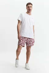 Short de baño estampado con cintura elástica, cordón ajustable, dos bolsillos laterales y uno trasero. Confeccionado en tela ligera de secado rápido y logo bordado.
