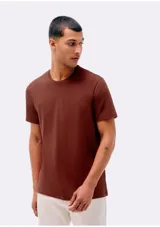 Remera básica de manga corta color gris claro, con cuello redondo.