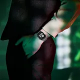 Reloj digital Casio Retro A130WE-1ADF con pantalla de estilo analógico, caja octogonal plateada y correa de acero inoxidable. Incluye funciones de resistencia al agua para uso diario, retroiluminación LED, cronómetro y alarma.