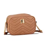 Cartera bandolera rectangular color cereza con diseño acolchado en zigzag, logo dorado de la marca Vizzano al frente y correa de cadena dorada.