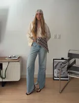 Bandana triangular tejida a crochet con hilo de algodón color marrón.