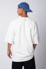 Remera verde militar de corte oversize, confeccionada en algodón 100% con cuello redondo y manga corta. Presenta un pequeño logo estampado en la parte superior de la espalda.