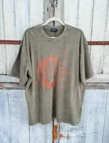 Remerón oversize color verde oliva con estampado de sol, luna y estrellas en color terracota.