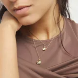 Collar doble de aleación de metales bañada en oro 18k, con dos cadenas de eslabones finos y dos dijes de corazón colgantes de diferente tamaño.