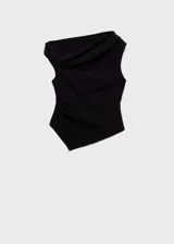 Top negro de tejido fluido con diseño asimétrico, hombros descubiertos, detalles drapeados, cuello asimétrico y diseño entallado.