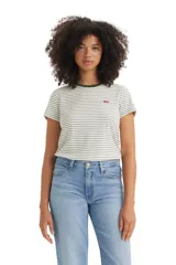 Remera Levi's de manga corta, color crema con rayas horizontales finas en verde oscuro. Cuello redondo con ribete en verde oscuro y logo de la marca bordado en el pecho.