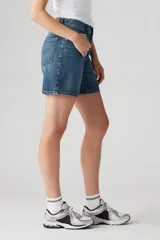 Short de jean de tiro alto, corte holgado y largo a la rodilla.