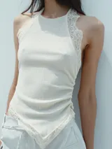Top halter color ladrillo con textura y detalle de encaje a tono en cuello, sisas y ruedo.