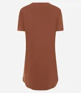 Vestido corto marrón, estilo camiseta, con escote redondo, mangas cortas y bolsillos laterales. El bajo es redondeado.