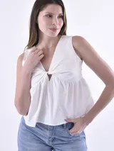 Blusa blanca sin mangas con escote en V y detalle de nudo en el centro.