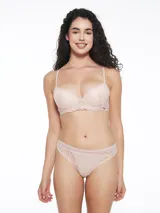 Conjunto de ropa interior color borgoña de encaje, compuesto por un soutien con aro y una bombacha tipo colaless.