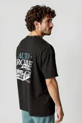 Remera negra con estampado de un auto clásico y texto "Auto Archive" en el pecho.