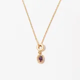 Collar dorado con cadena fina y dije ovalado con piedra amatista rodeada de pequeños brillantes.