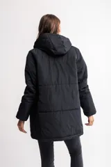 Campera parka color beige, acolchada con cierre frontal y capucha, ideal para el frío.