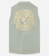 Musculosa masculina color verde menta, con efecto desteñido (stone wash) y estampado circular en la espalda con el texto "Soul Body Mind" y un mapa del mundo en el centro.