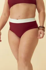 Calzón de bikini color borgoña con cintura alta y detalle de borde blanco.