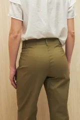 Pantalón recto negro de algodón con tiro medio y bolsillos delanteros.