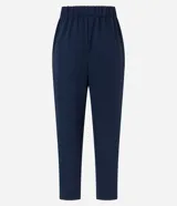 Pantalón zanahoria de cintura alta, confeccionado en tejido airflow color azul marino, con trabillas, cintura elástica y hebillas metalizadas.