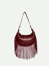 Shoulder bag de cuero negro con flecos y tachas, diseño versátil con doble correa.