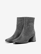 Botas de tacón alto color gris oscuro con brillos, puntera cuadrada y cierre lateral con cremallera.