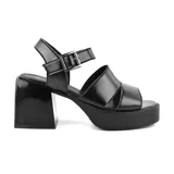 Sandalias de cuero color suela, con plataforma y taco cuadrado de madera. Tiras anchas cruzadas sobre el empeine y pulsera con hebilla metálica.