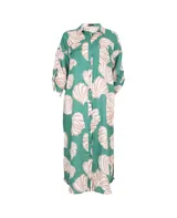 Camisa larga verde con estampado de conchas en tonos beige, con cuello camisero, cierre frontal con botones, mangas largas con trabillas y dos bolsillos de parche en el pecho.