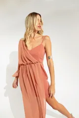 Vestido largo azul marino con un hombro descubierto, manga larga abullonada y falda irregular con sobrevestido de crepé.
