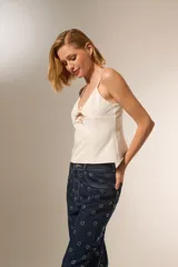 Musculosa blanca de poliéster con breteles finos y escote en V.