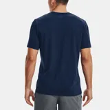 Remera Under Armour azul con logo y nombre de la marca estampados en el pecho.