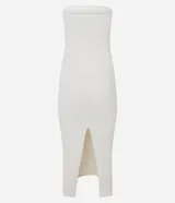 Vestido largo color blanco hueso, de tejido acanalado (rib), corte ajustado al cuerpo y escote recto sin tirantes (strapless).