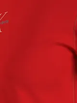 Remera roja de algodón con logo Calvin Klein Jeans estampado en el pecho. Diseño cropped, de corte ajustado y cuello redondo.