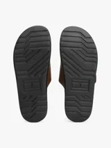 Sandalias marrones de cuero con doble tira y hebillas metálicas plateadas con el logo de Tommy Hilfiger.