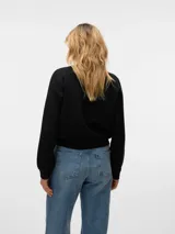 Cardigan negro de tejido grueso con cierre abotonado, cuello redondo y bolsillos frontales.