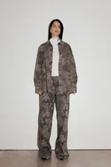 Pantalón recto de tiro medio-bajo con estampado animal print en tonos marrones y verdes.