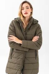 Campera acolchada color verde militar, con capucha y cierre frontal.