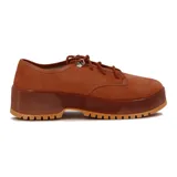 Zapato casual color camel, con diseño acordonado y suela de plataforma, ideal para uso diario.