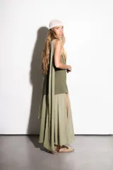 Vestido largo verde oliva, con base de crepé asimétrico y capa de gasa. Incluye capa a juego que se puede usar como chal o corbatín.