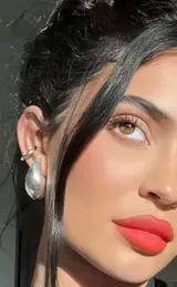 Aros plateados con forma de gota.