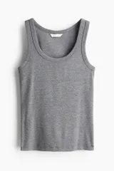 Musculosa gris de punto de algodón acanalado, con cuello redondo y sisas anchas.