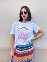 Remera blanca de algodón con estampa en color rojo que incluye la frase "Sanguchito Club" y dibujos de comida.