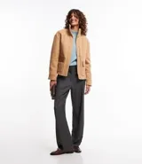 Saco color beige en polyvelour, con cuello alto, mangas largas, sisas desplazadas, cierre delantero y bolsillos con detalle en PU.