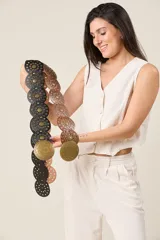 Cinturón con diseño de círculos calados en ecocuero color marrón y negro, con apliques metálicos color bronce y hebilla grabada.