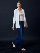 Blazer blanco en crepe, marca Dictionary. Cuello con solapa y abertura central. Delantera con bolsillos. Manga ¾ fruncida y forro interno.